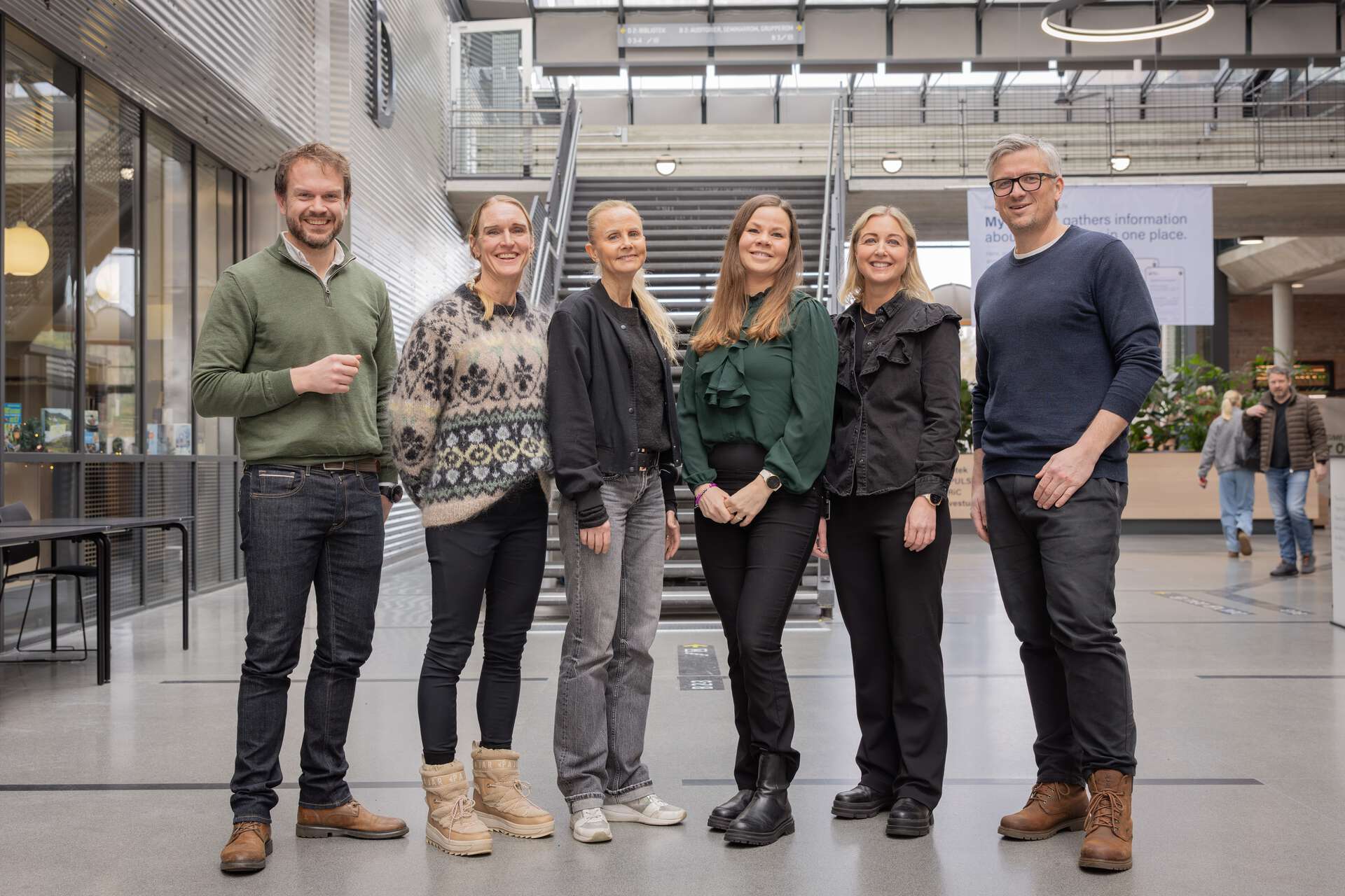 Bildet kan inneholde: erme, stående, smil, jeans, denim.