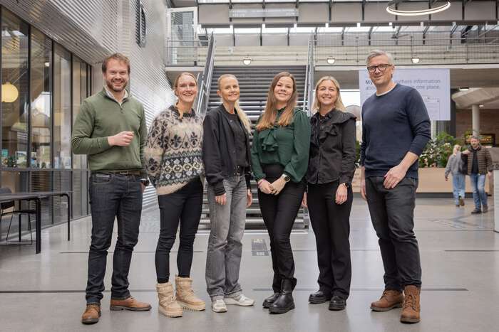 Bildet kan inneholde: erme, stående, smil, jeans, denim.