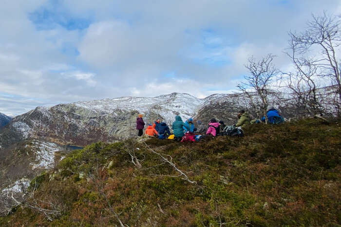 fjell, landrike former, mennesker som sitter og prater sammen ute i naturen
