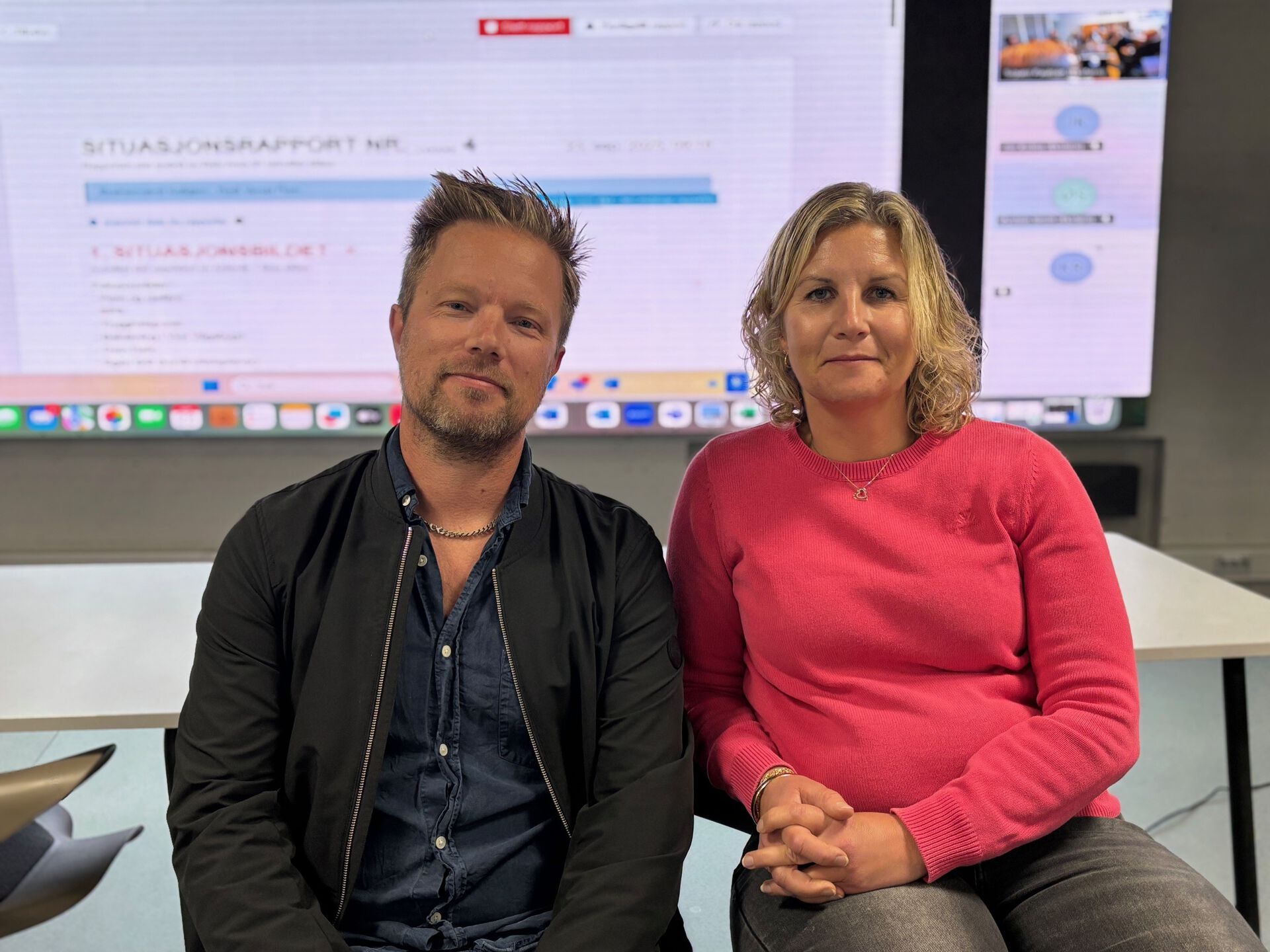 Bildet kan inneholde: person, hår, erme, skjegg, ansiktshår.