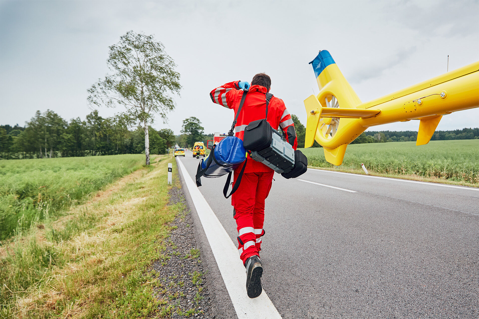 En mann løper fra et helikopter