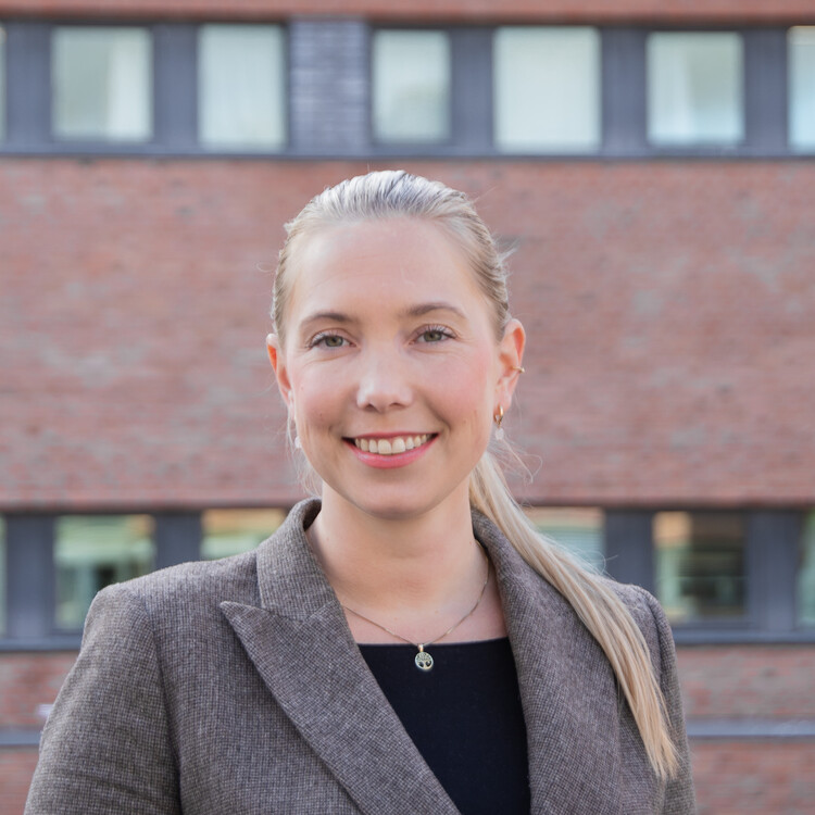 Bildet kan inneholde: person, klær, ansikt, hår, smil.