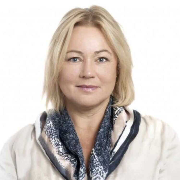 Bildet kan inneholde: skjerf, kinn, leppe, hake, frisyre.