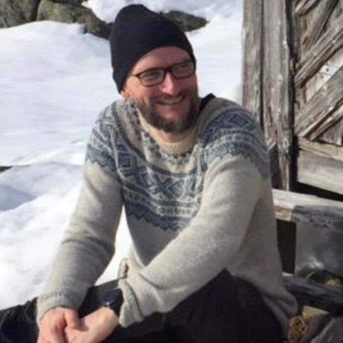 Bildet kan inneholde: briller, smil, hånd, væpne, se.