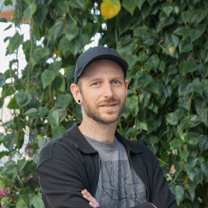Bildet kan inneholde: blad, skjegg, botanikk, erme, smil.