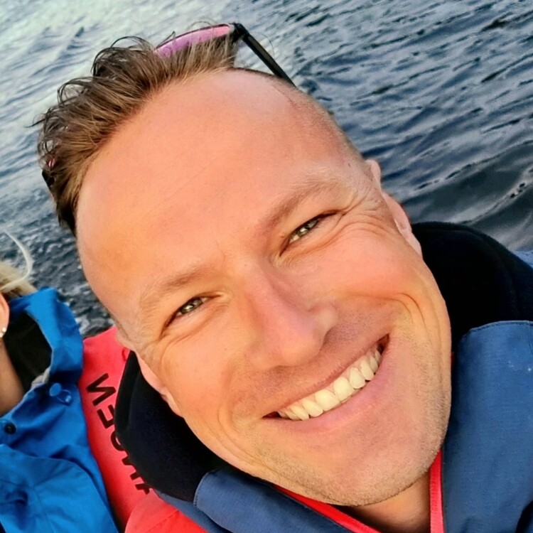 Bildet kan inneholde: person, ansikt, nese, vann, smil.