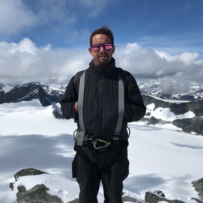 Bildet kan inneholde: sky, himmel, fjell, snø, hanske.