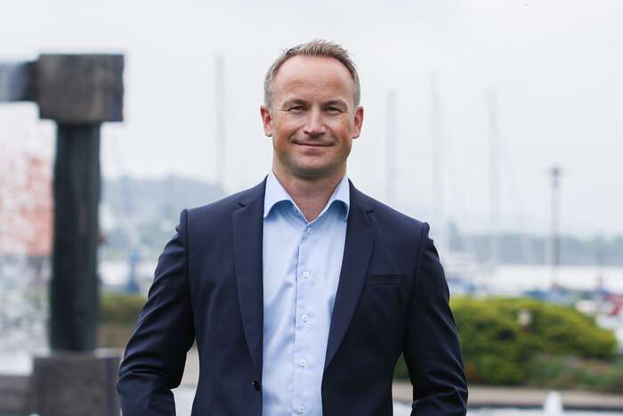 Bildet kan inneholde: erme, snipp, formelt antrekk, smil, blazer.