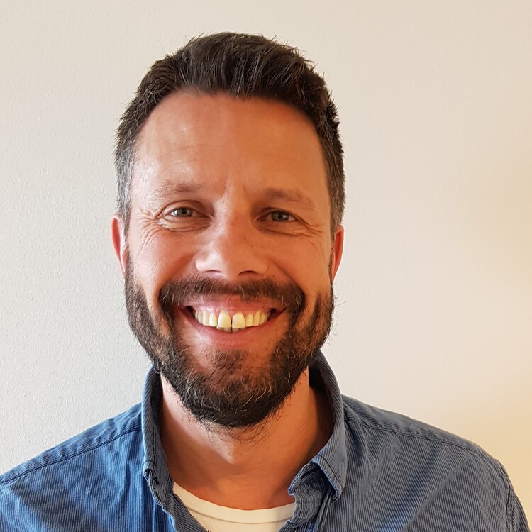 Bildet kan inneholde: skjorte, panne, nese, hår, smil.