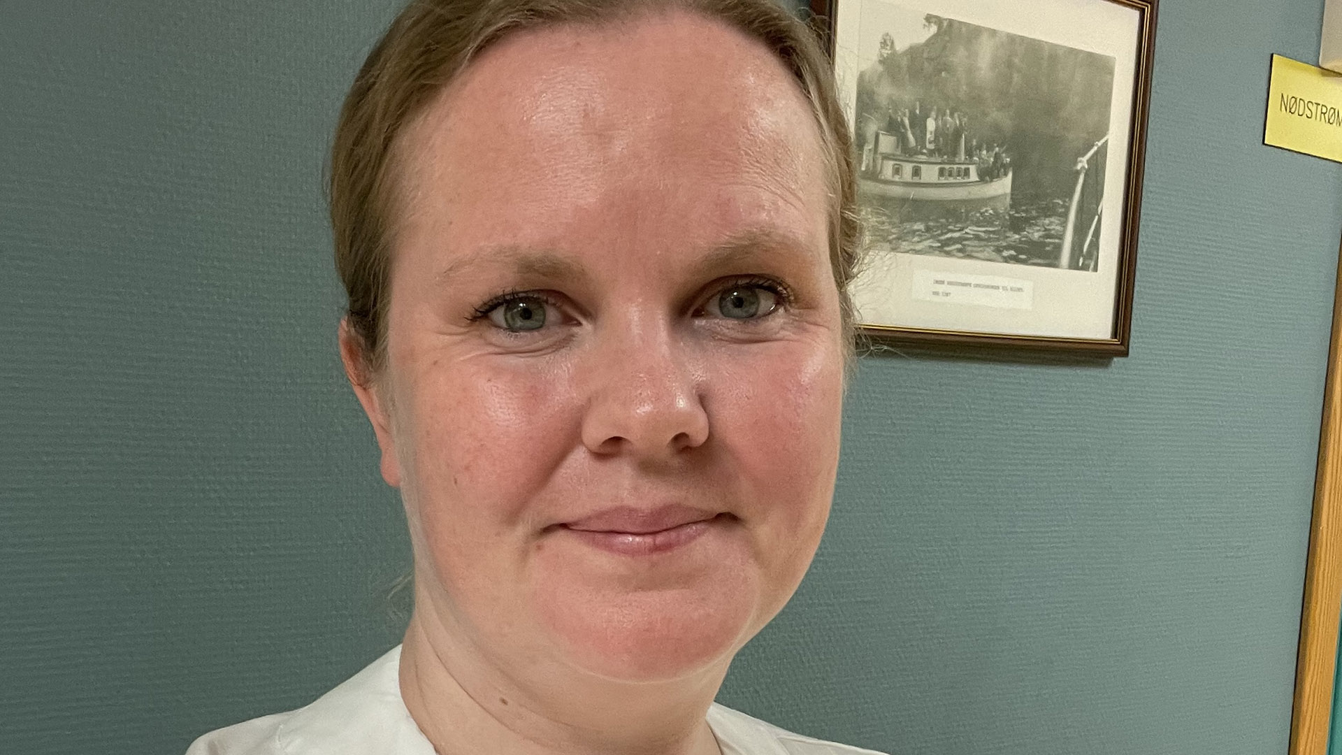 Nærbilde av kvinne som smiler 
