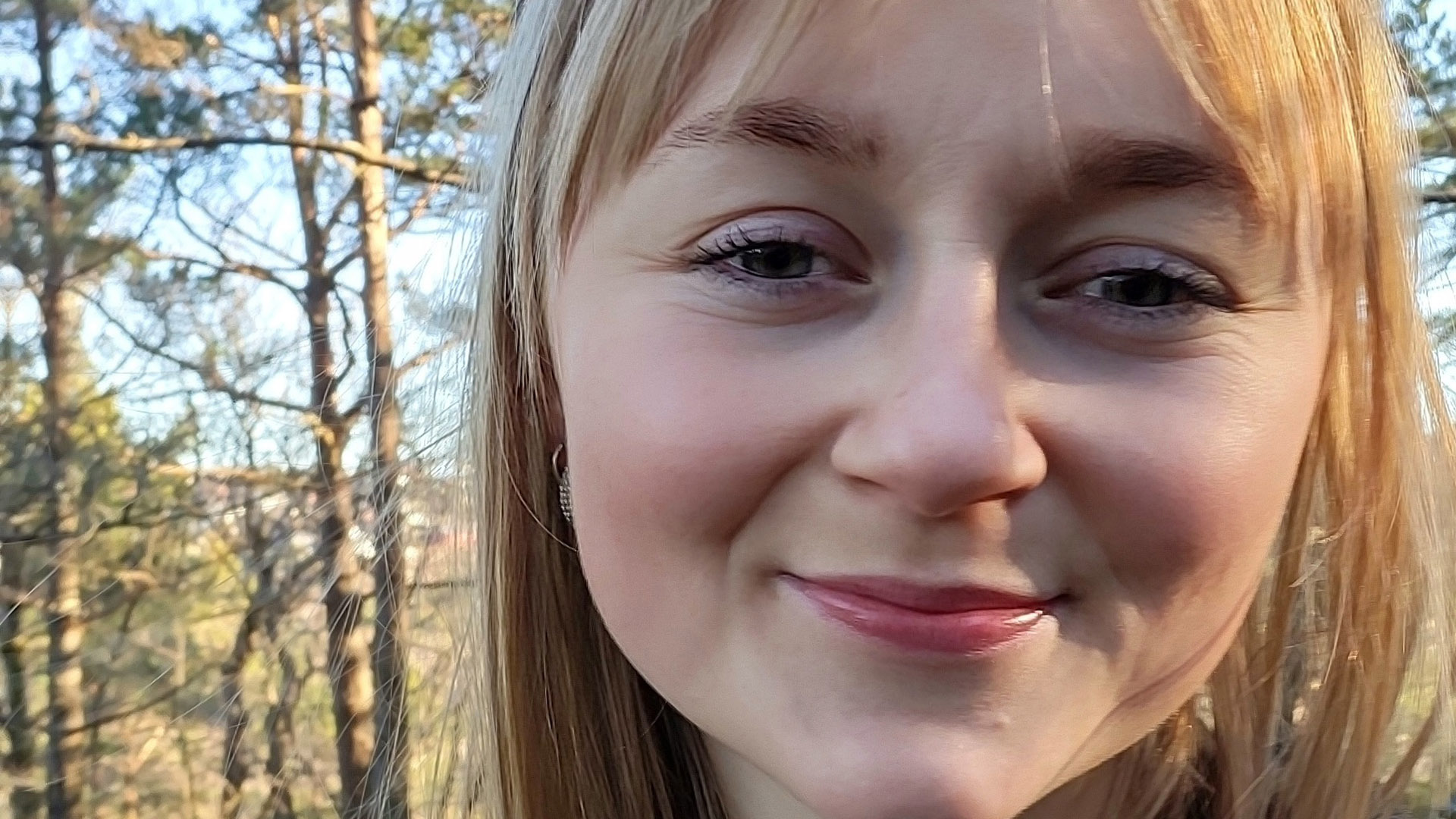 Nærbilde av ung kvinne som smiler