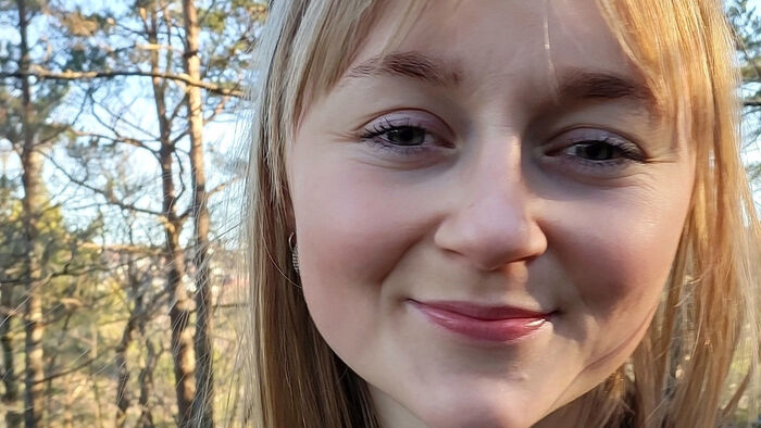 Nærbilde av ung kvinne som smiler