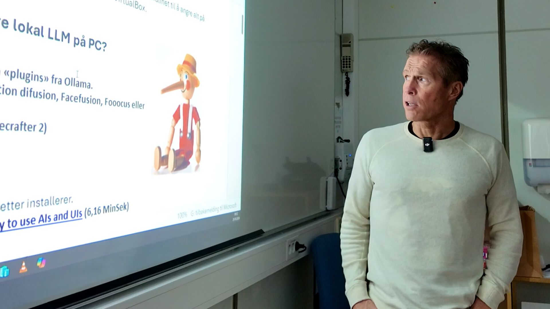 Bildet kan inneholde: skulder, elektronisk enhet, presentasjon, teknologi, skjermenhet.